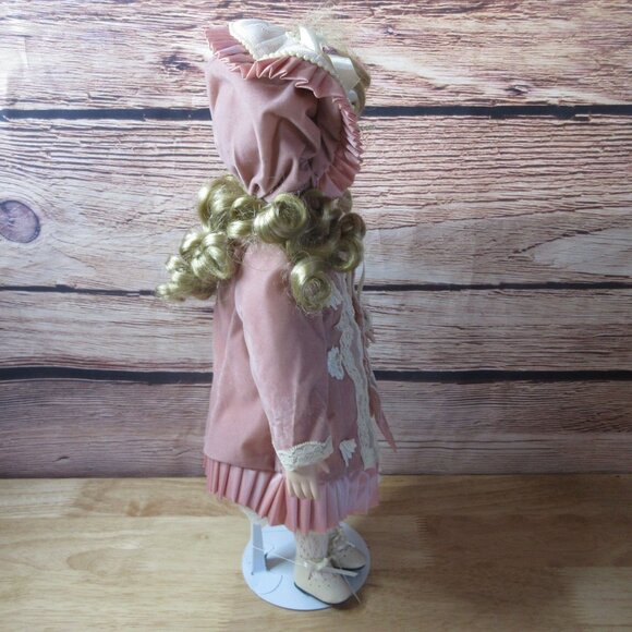 1998 Collectible Porcelain Doll Pink Dress Hat Roses William Tung 16" Tuss Inc. - Picture 6 of 8